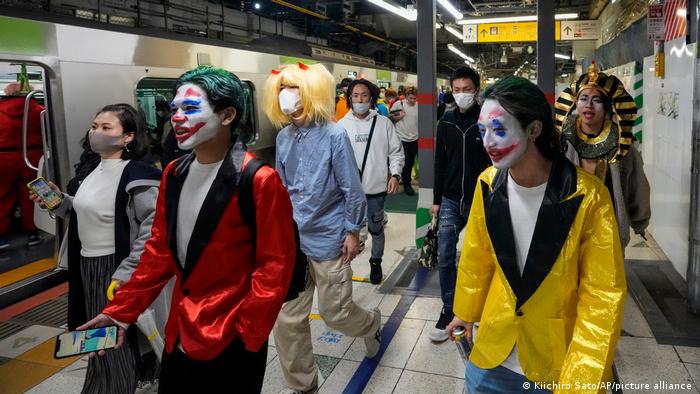 Hombre disfrazado de “Joker” apuñaló a 17 pasajeros en un tren de Tokio