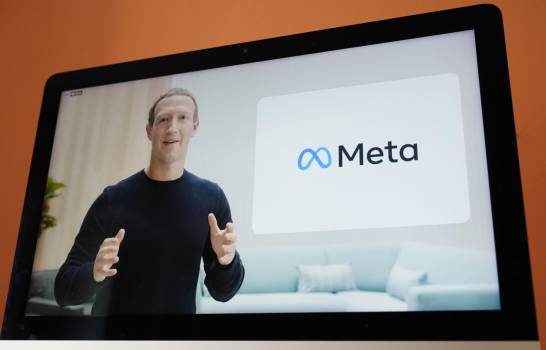 El fundador Mark Zuckerberg dijo el jueves que Facebook cambiará su nombre corporativo a Meta, degradando efectivamente el servicio homónimo de Facebook a ser solo una de las subsidiarias de la compañía, junto con Instagram y WhatsApp, en lugar de la marca general.