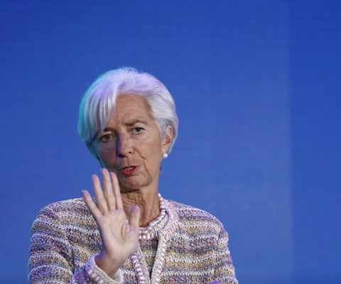 La presidenta del Banco Central Europeo (BCE), Christine Lagarde, advirtió este viernes de que no es conveniente “retirar los estímulos monetarios de forma prematura en la zona del euro” porque la elevada inflación actual remitirá..